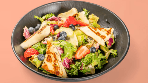 Салата с боровинки и халуми