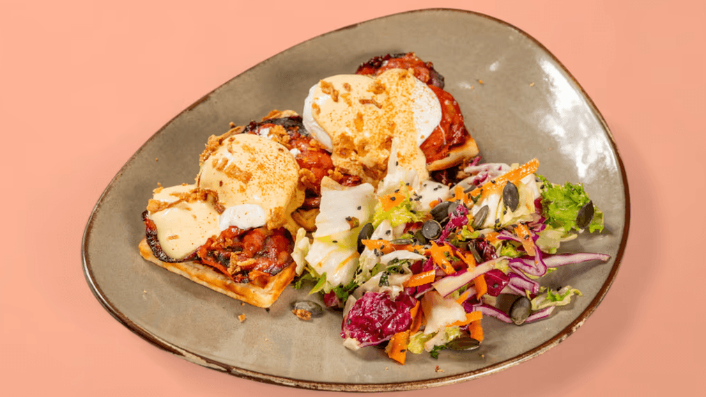 Яйца Бенедикт върху гофрети